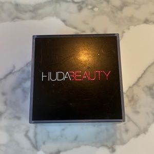 Huda beauty easy, bake Luce baking and setting powder
